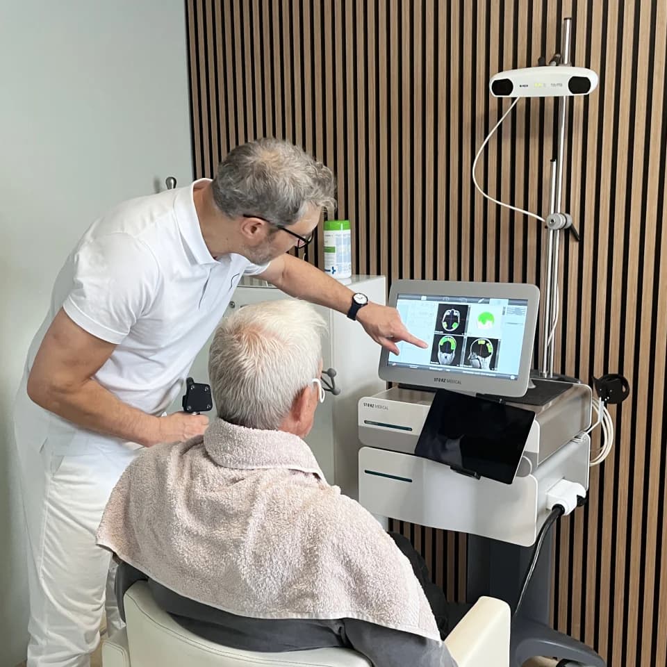 TPS-Behandlung: Dr. Schwarz mit Patient